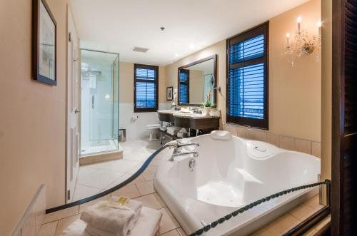 Le St Martin Hotel Suites — Bathroom