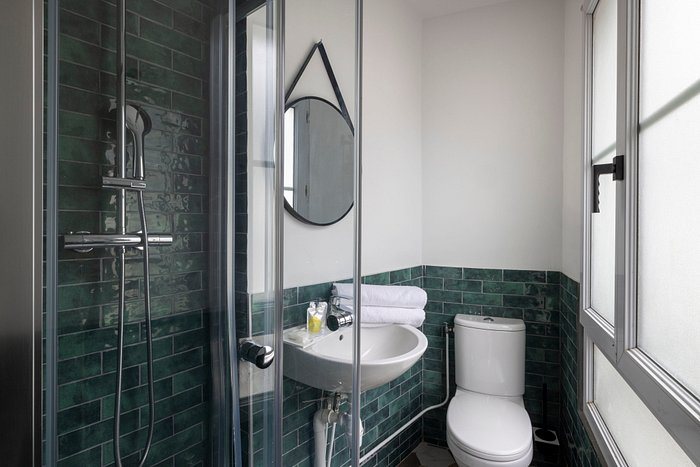 Le Village Hostel — Bathroom