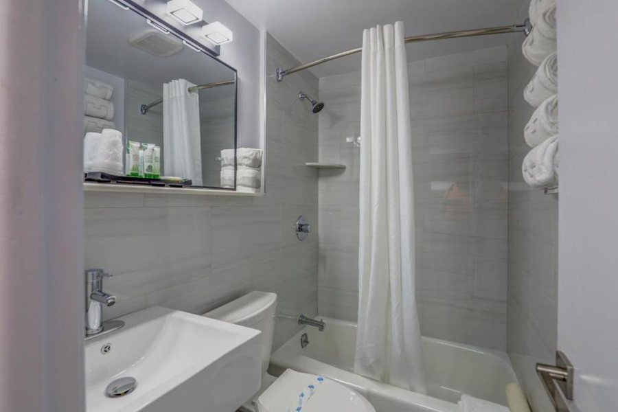 Le Voyageur — Bathroom