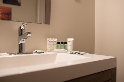 Ledges By The Bay — Bathroom