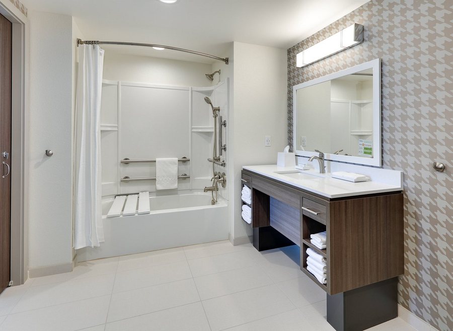 Ledgestone Suites Hotel Yakima — Bathroom
