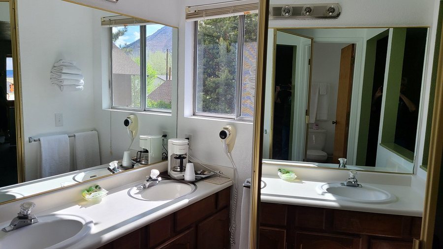 Lee Vining Motel — Bathroom