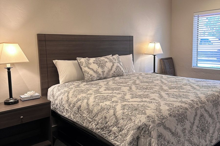 Lee Vining Motel — Guest room
