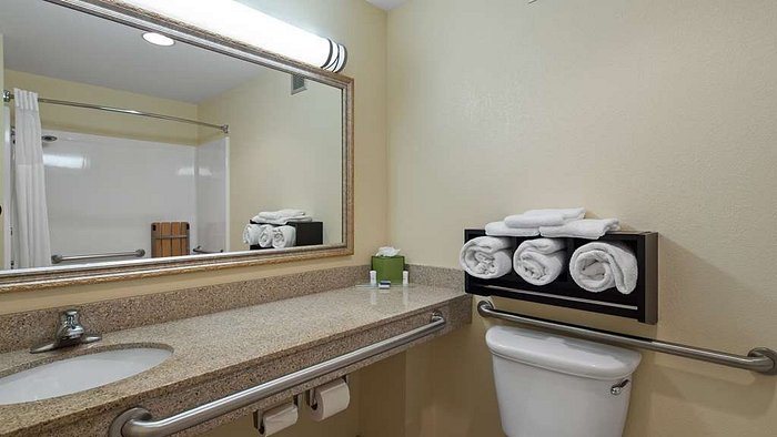 Leesburg Colonial Inn — Bathroom