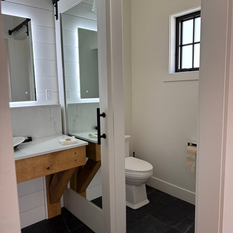 Left Coast Lodge — Bathroom