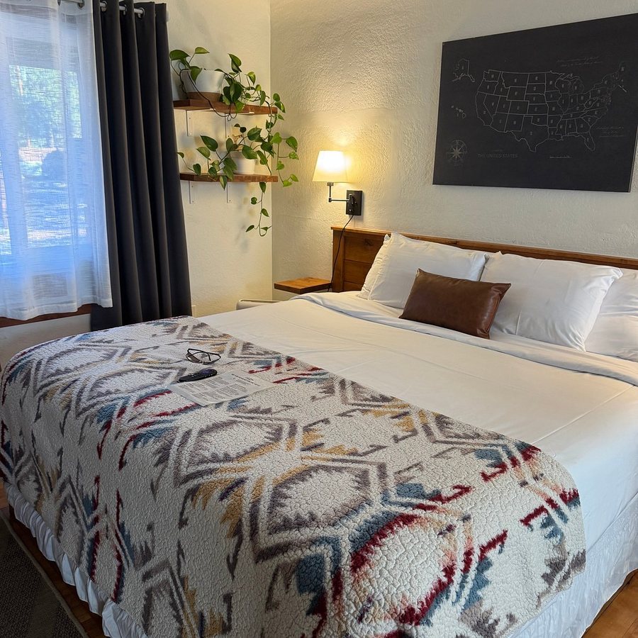 Left Coast Lodge — Guest room