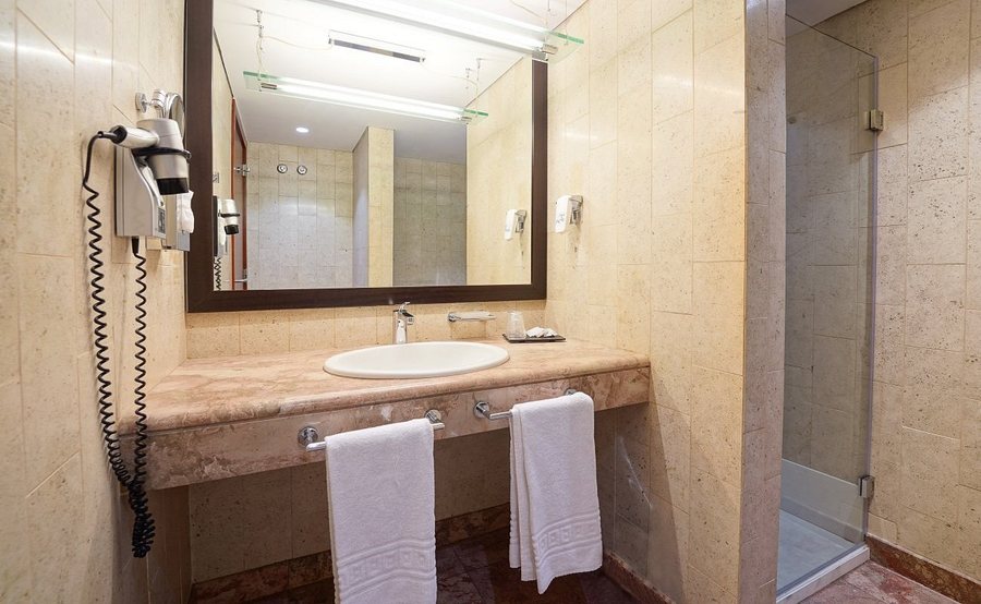 Legendary Lisboa Suites — Bathroom
