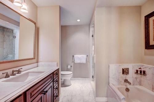 Legendary Lodging at the Ritz Carlton Residences Vail — Bathroom