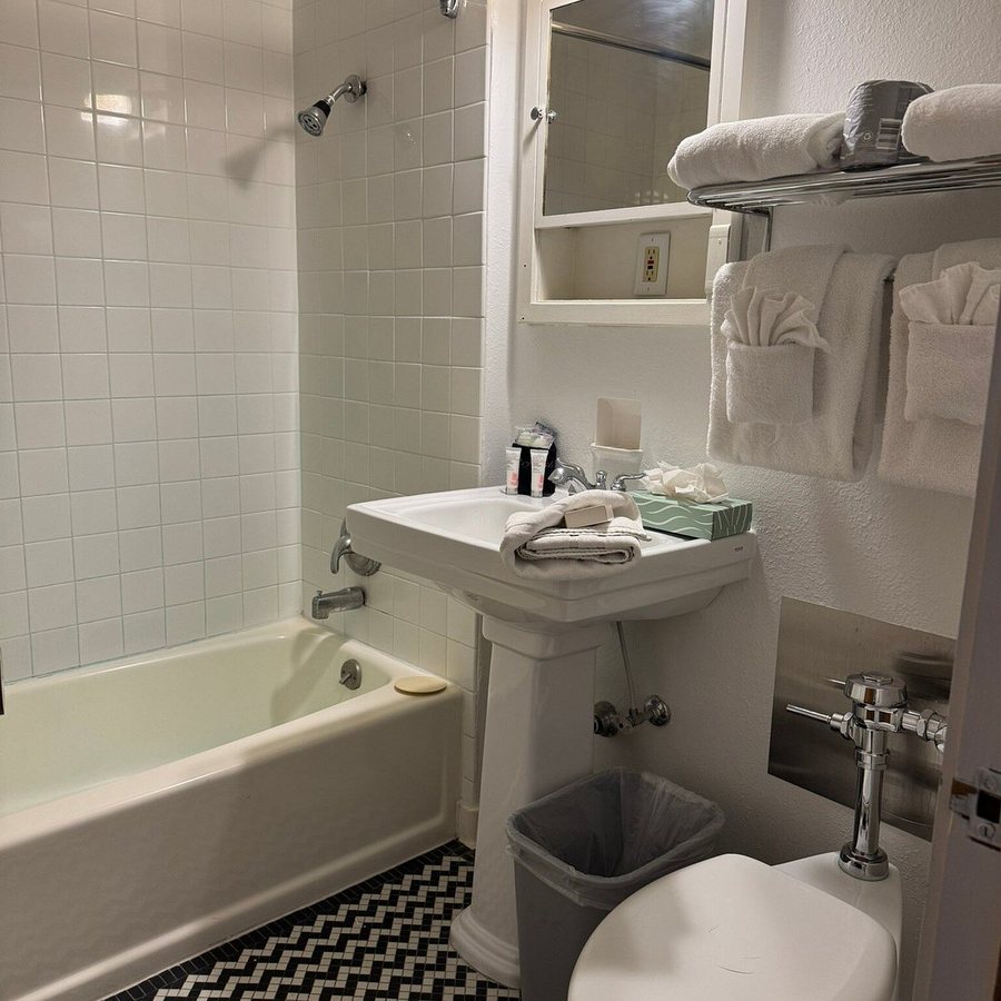 Legion Lake Lodge — Bathroom