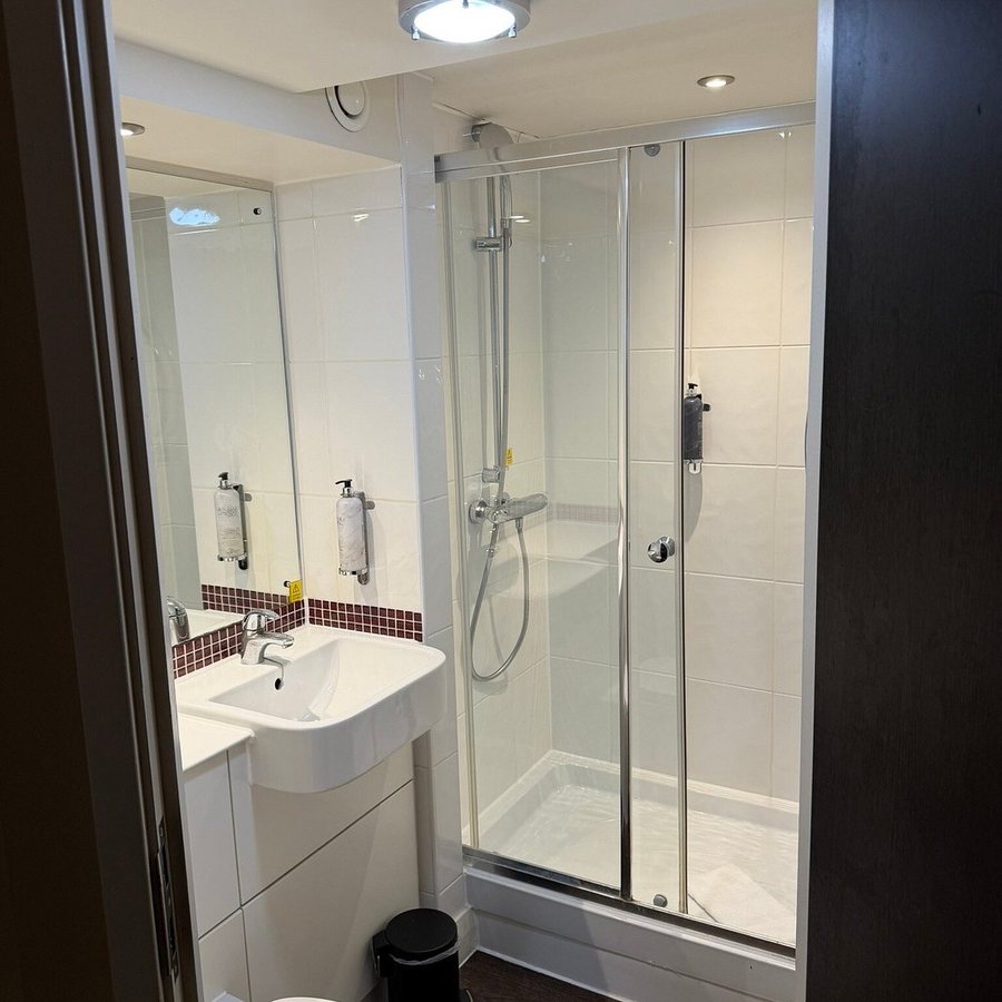 Leicester House Hotel — Bathroom