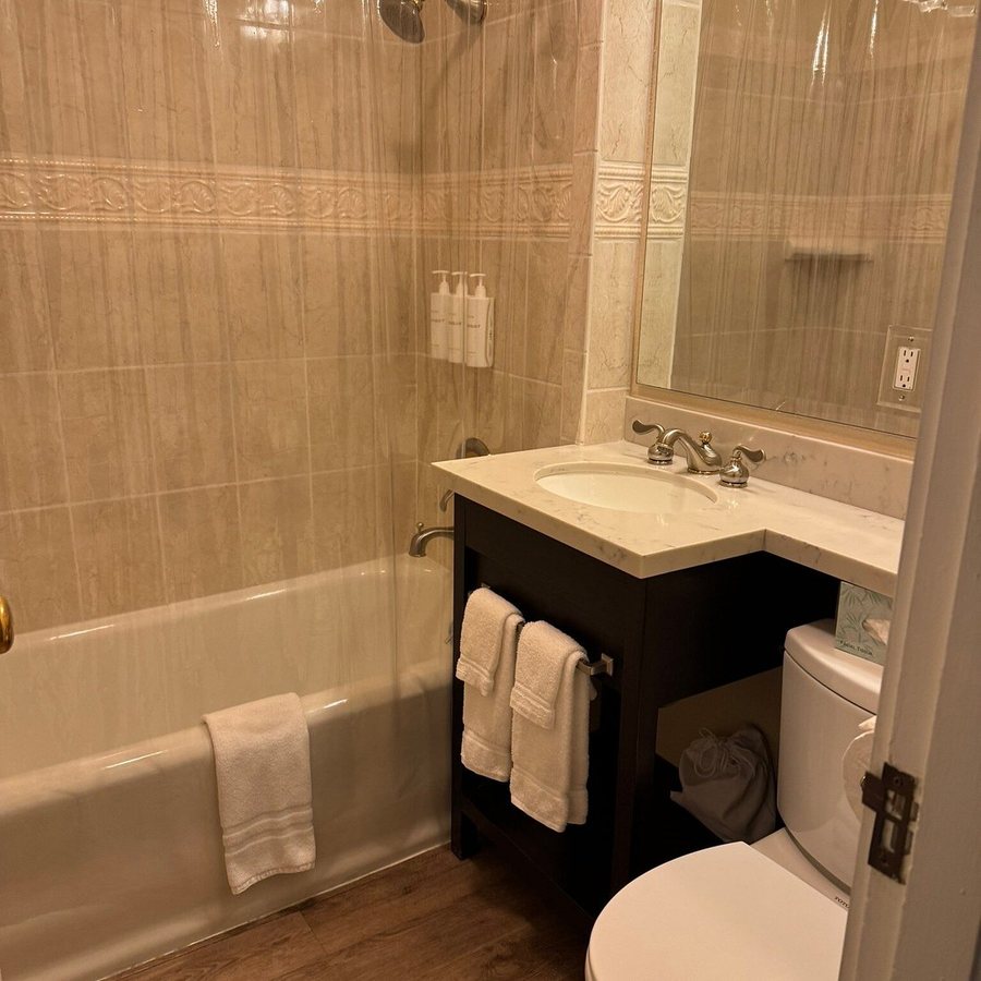 Leland Hotel Palo Alto — Bathroom