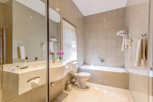 Lemoenkloof Boutique Hotel — Bathroom