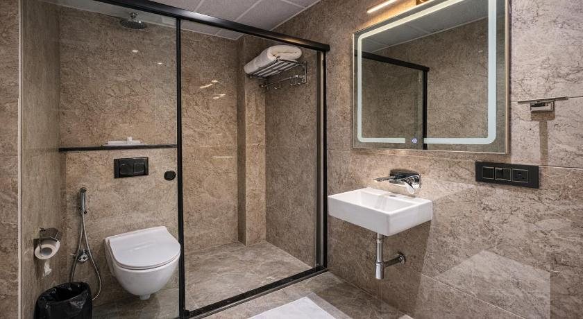 Lemon Tree Hotel Delhi Airport New Delhi National Capital Territory of Delhi — Bathroom