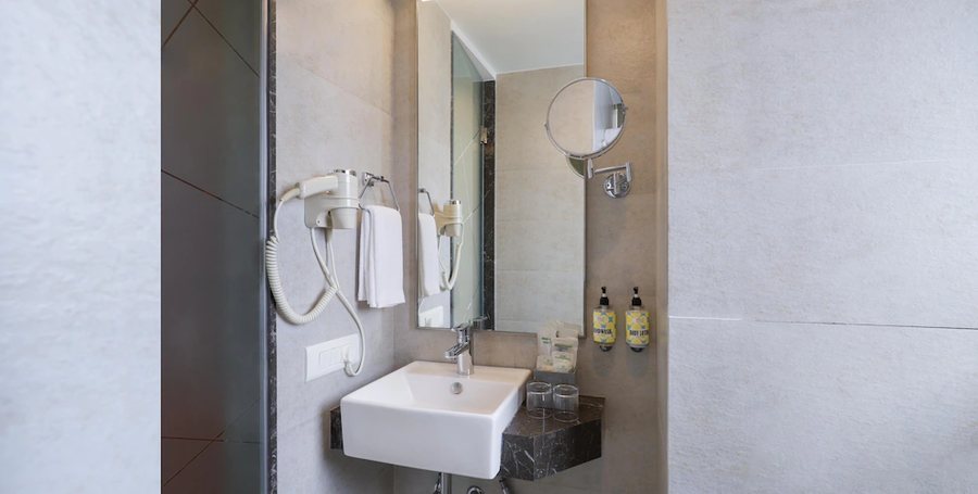 Lemon Tree Hotel Mira Road Mumbai — Bathroom
