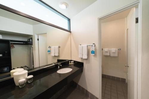 Lemon Tree Inn — Bathroom