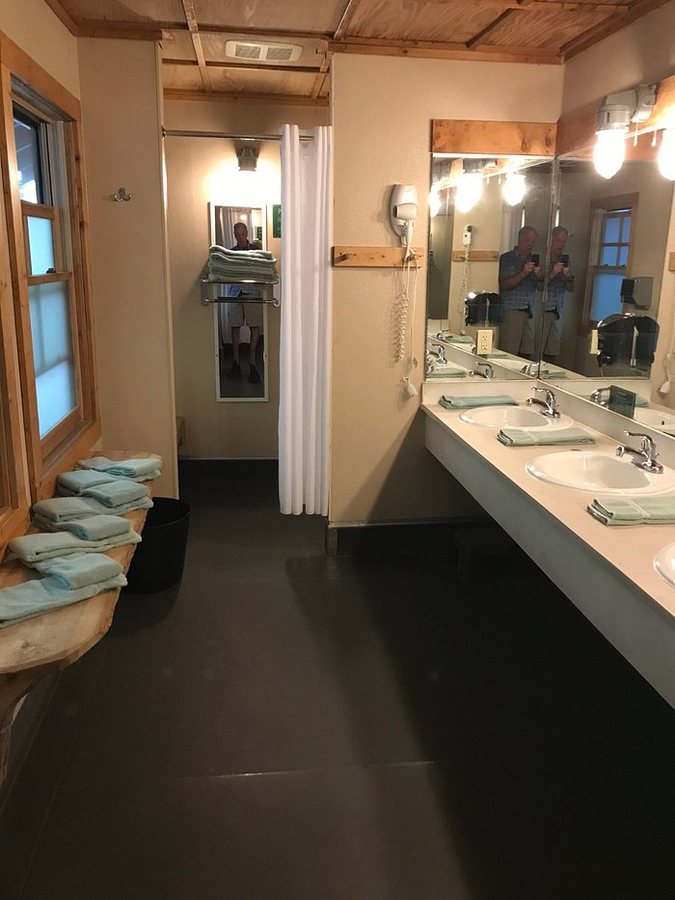 Len Foote Hike Inn — Bathroom