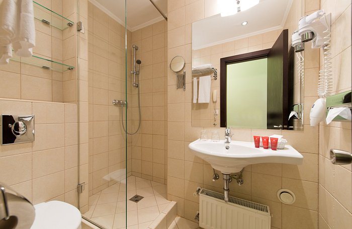 Leon Hotel Lounge — Bathroom