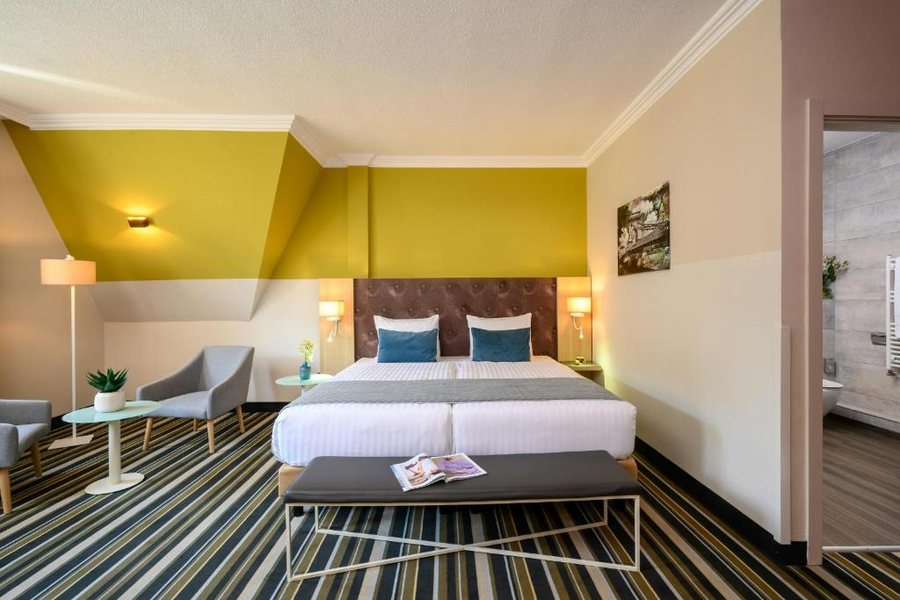 Leon Hotel Lounge — Guest room