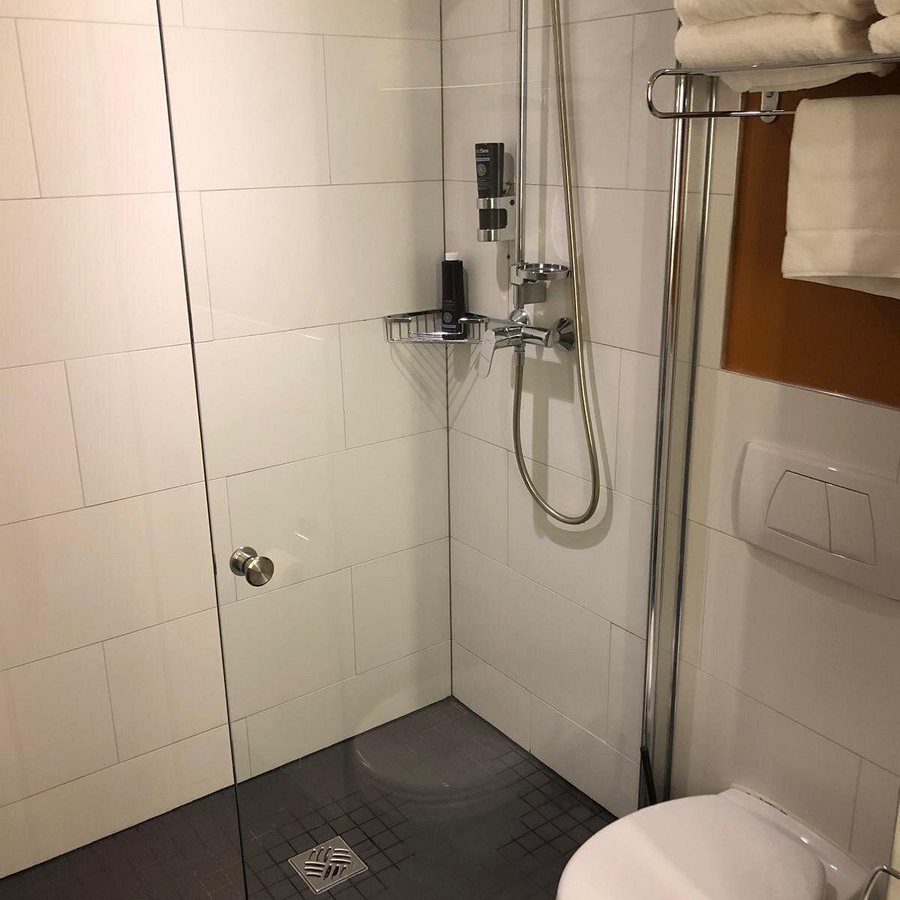 Leonardo Hotel Amsterdam City Center — Bathroom