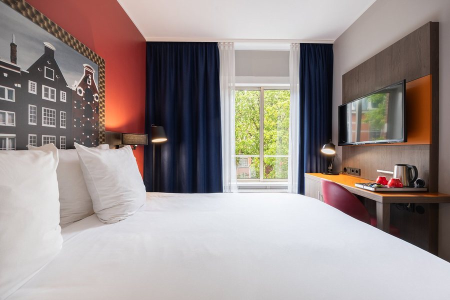Leonardo Hotel Amsterdam City Center — Guest room