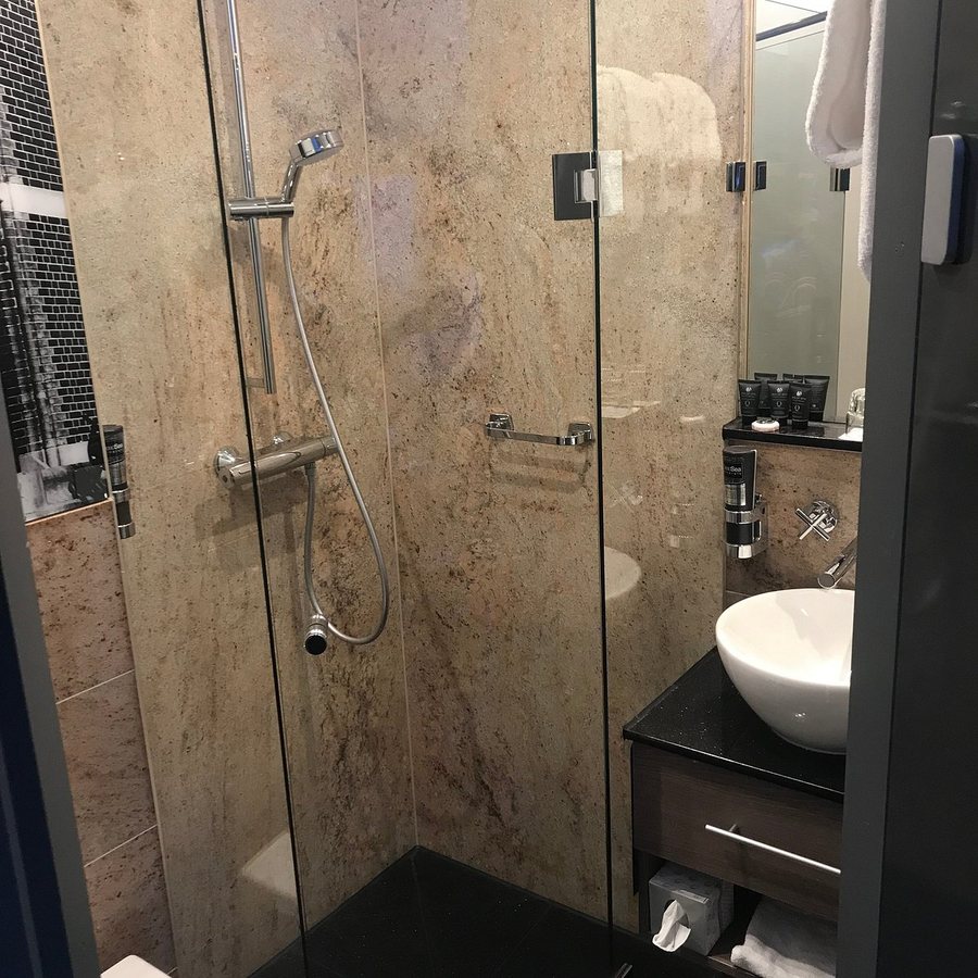 Leonardo Hotel Amsterdam Museum Quarter — Bathroom