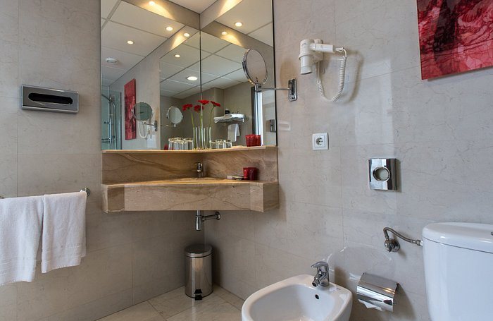Leonardo Hotel Barcelona Las Ramblas Barcelona Catalonia — Bathroom
