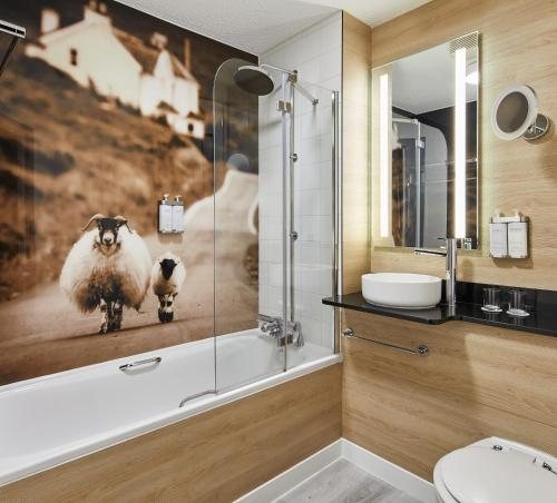 Leonardo Hotel Edinburgh Haymarket — Bathroom