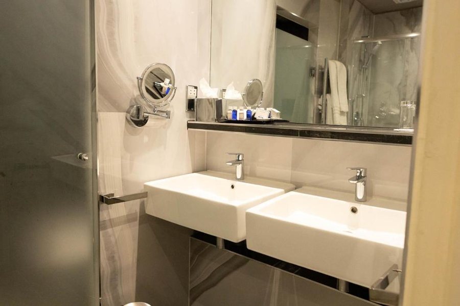 Leonardo Hotel London Aldgate — Bathroom