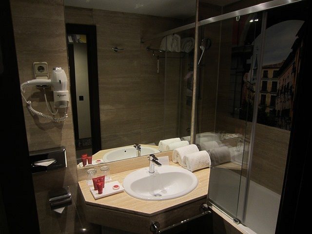 Leonardo Hotel Madrid City Center — Bathroom