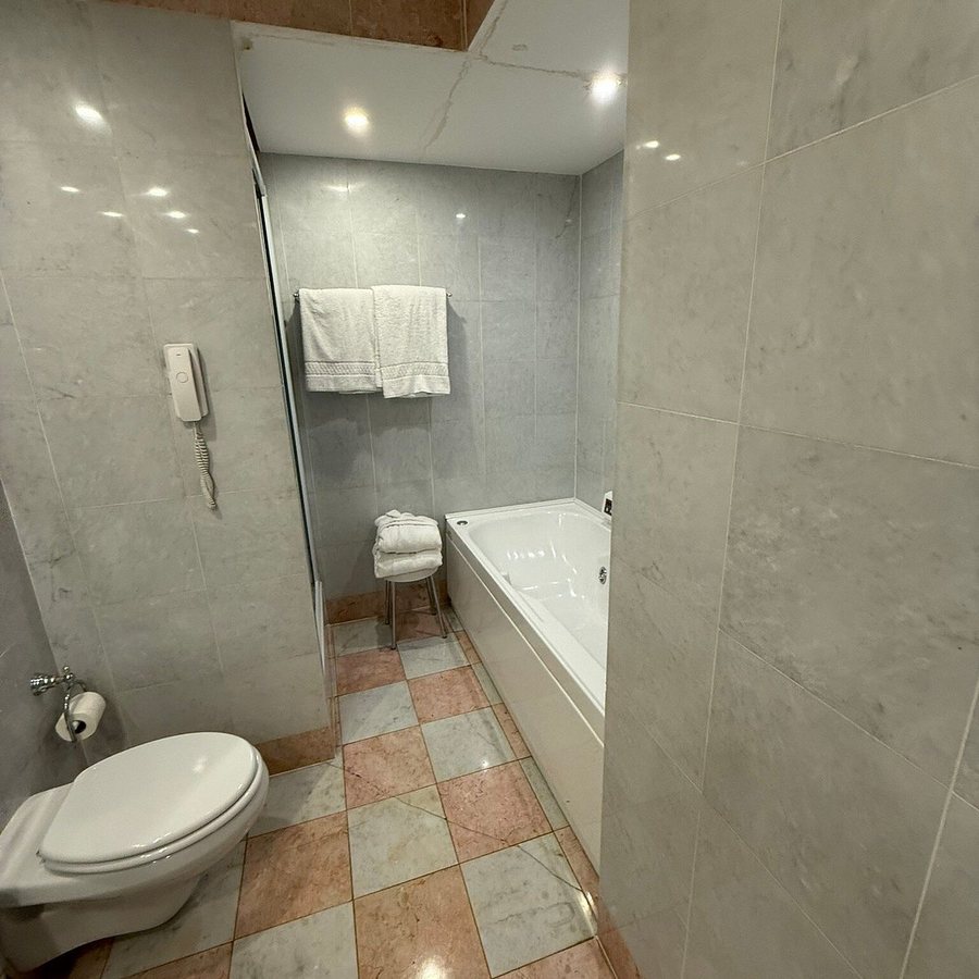 Leonardo Hotel Milan City Center — Bathroom