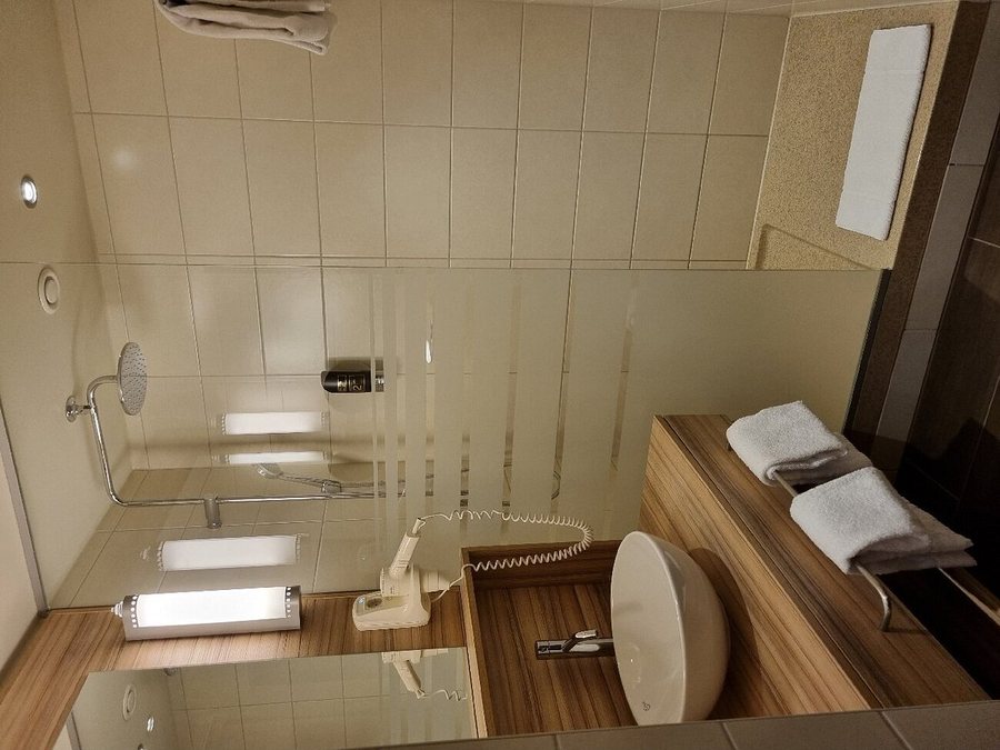 Leonardo Hotel Vienna Hauptbahnhof Vienna — Bathroom