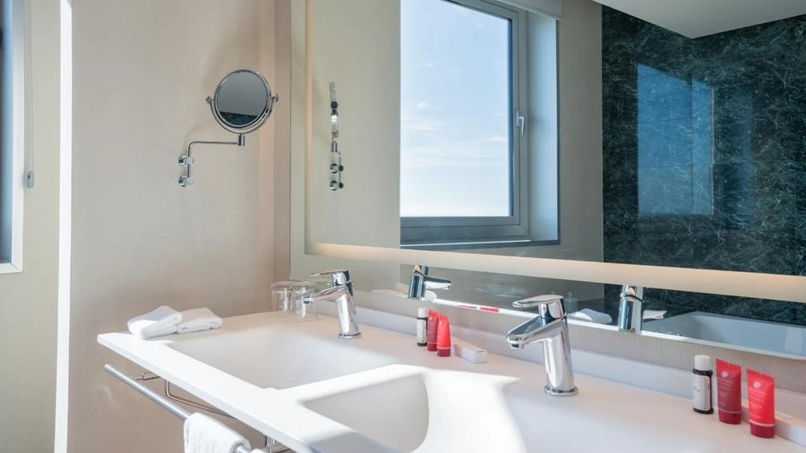Leonardo Royal Hotel Barcelona Forum — Bathroom