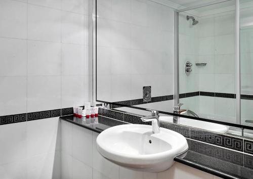 Leonardo Royal Hotel London St Paul s — Bathroom