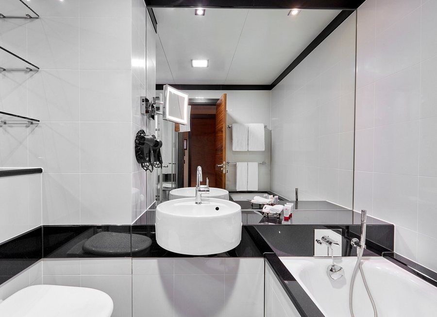 Leonardo Royal Hotel London Tower Bridge — Bathroom