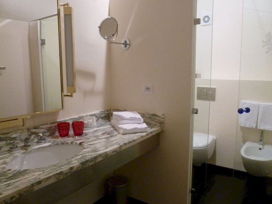 Leone Blu Suites UNA Esperienze — Bathroom