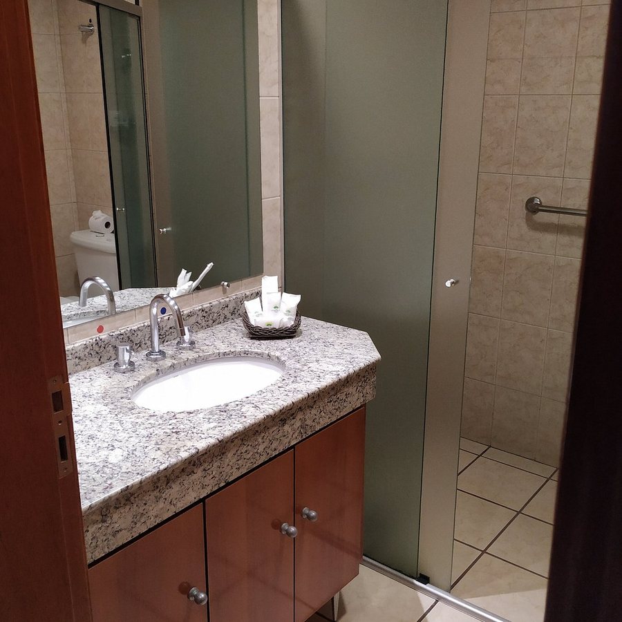 Leques Brasil Hotel Escola — Bathroom