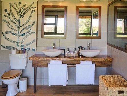 Leroo La Tau — Bathroom