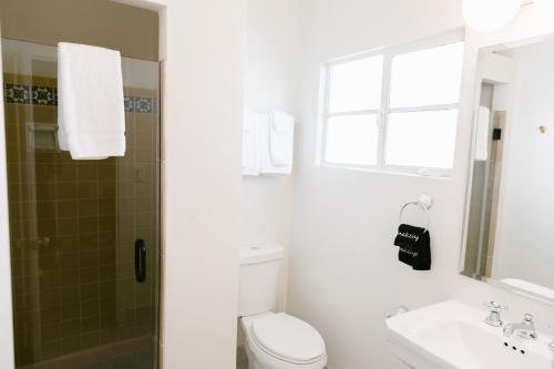 Les Cactus — Bathroom