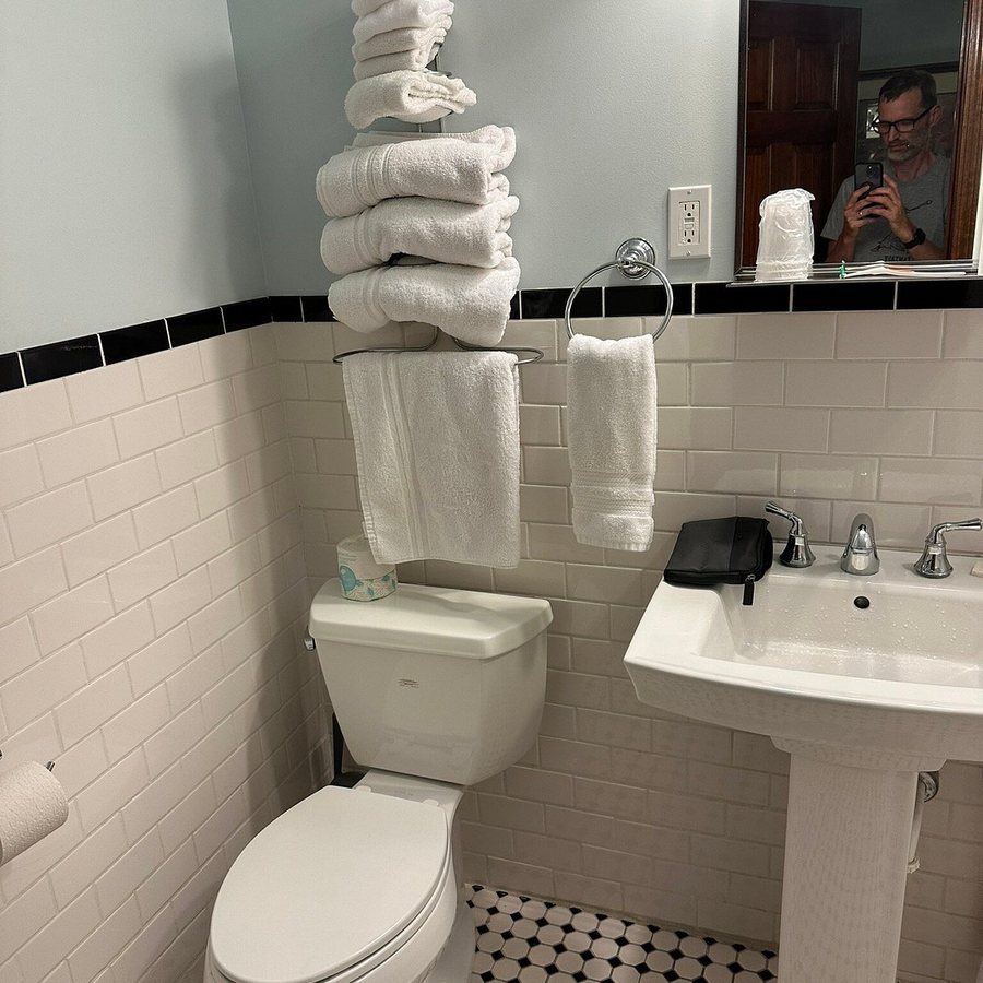 Lesmeister Guesthouse — Bathroom