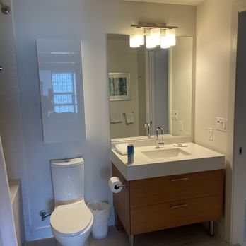 Level Los Angeles Downtown South Olive — Bathroom
