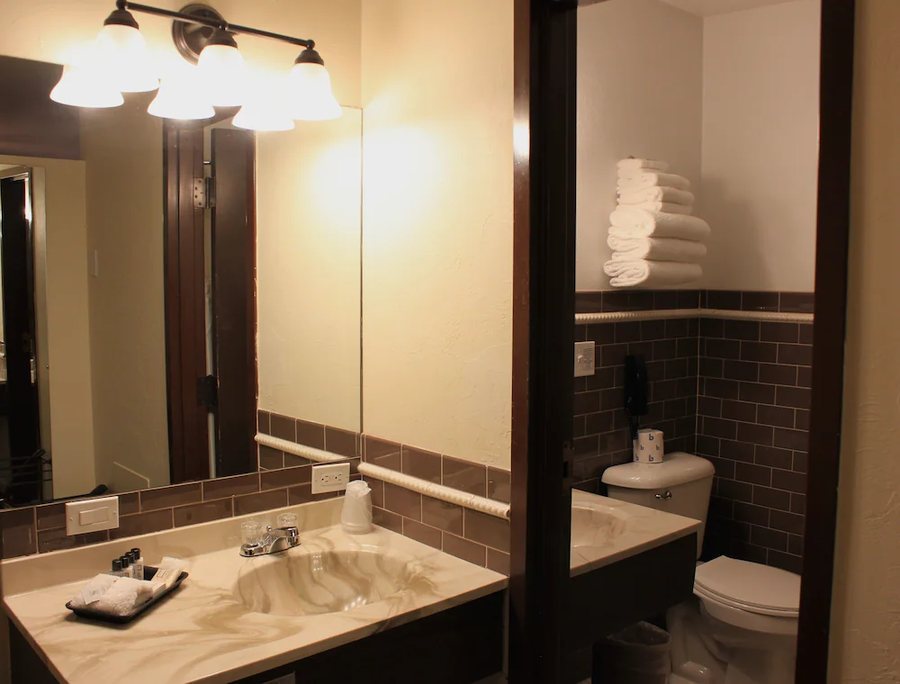 Lewis Clark Resort — Bathroom