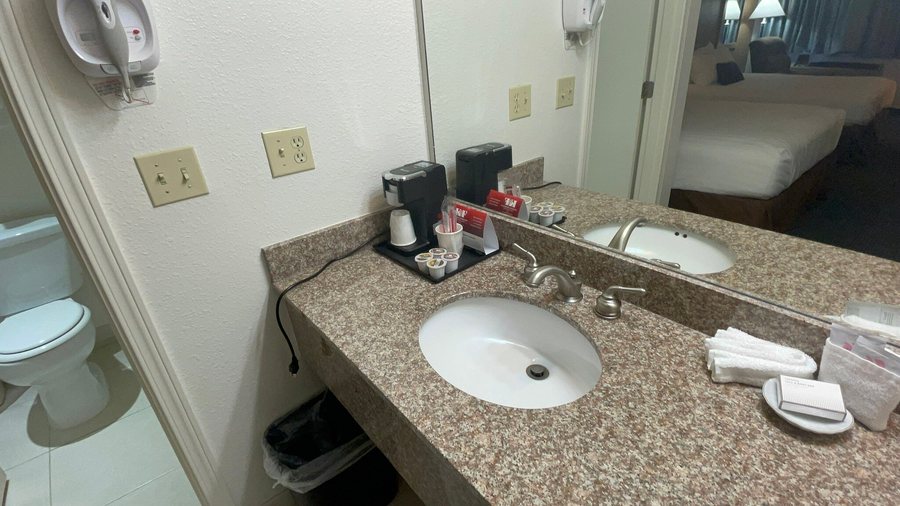 Lewis River Inn — Bathroom