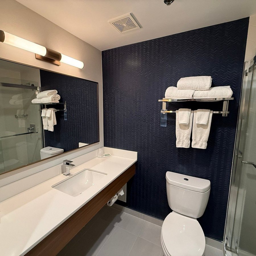 Lex View Inn at JFK Airport — Bathroom