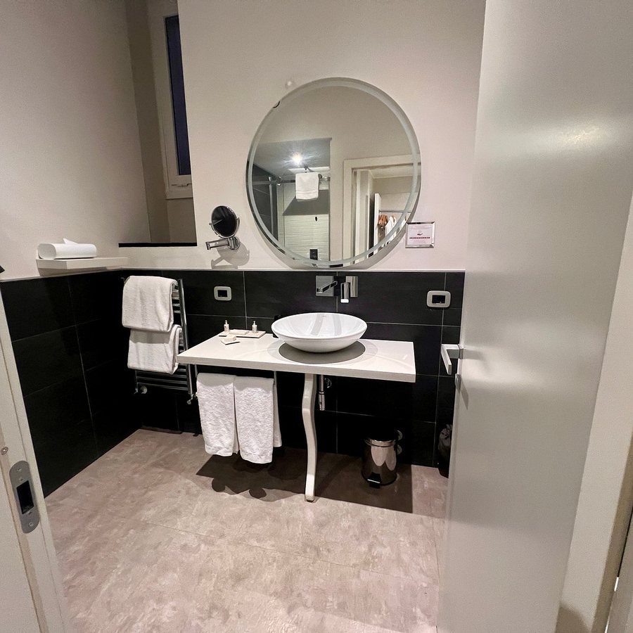 LHP Hotel Napoleon — Bathroom