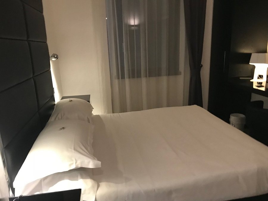 LHP Hotel Napoleon — Guest room