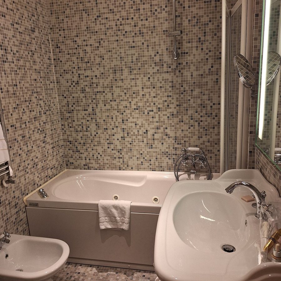 Liassidi Palace Hotel — Bathroom