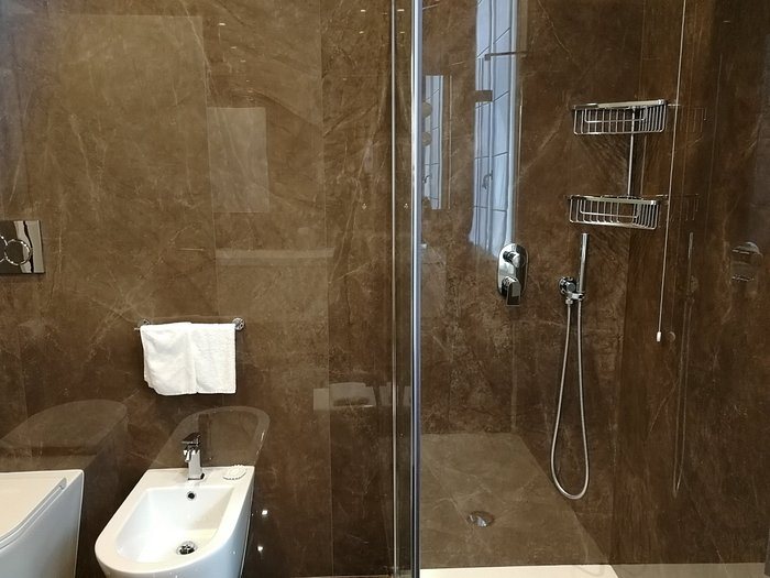 Liassidi Wellness Suites — Bathroom