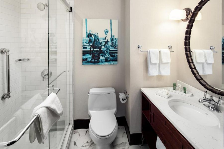Liberty View Brooklyn Hotel — Bathroom