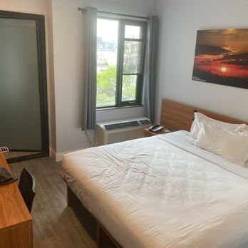 Liberty View Brooklyn Hotel — Guest room