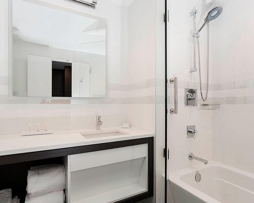 LIC Manhattan View Hotel — Bathroom